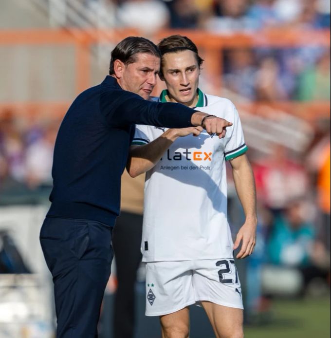 Gerardo Seoane gibt Rocco Reitz taktische Anweisungen. Gerardo Seoane