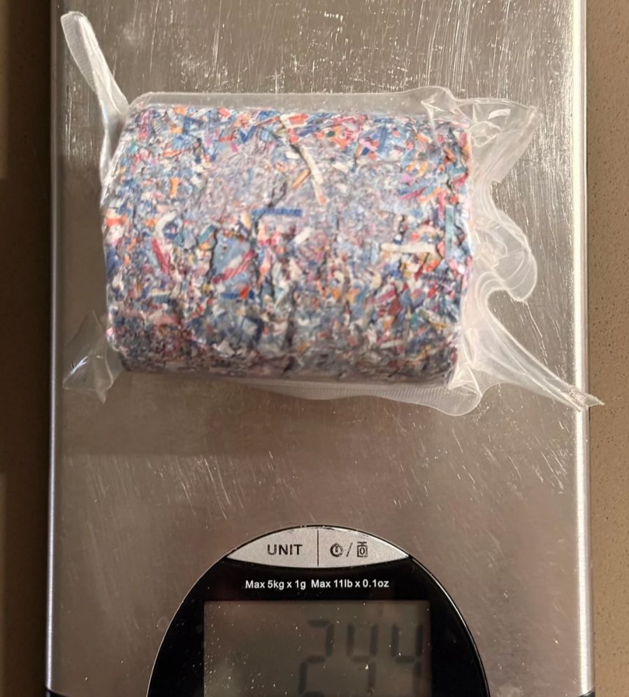 Der Ballen mit den Notenstreifen wiegt über 240 Gramm.