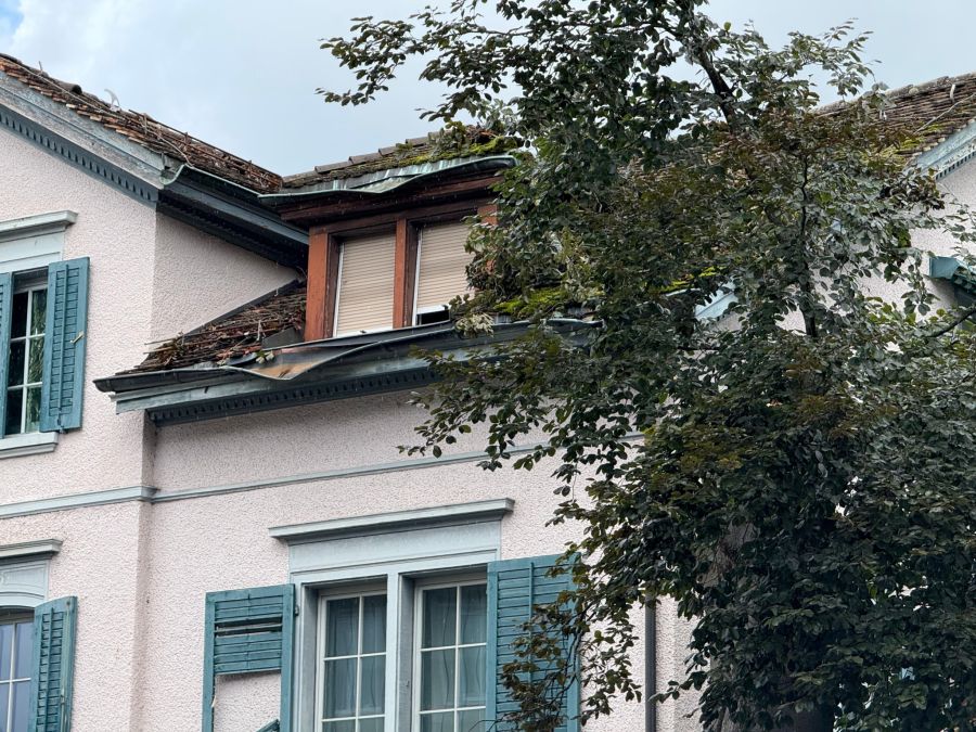 Dabei wurde auch das Dach beschädigt.