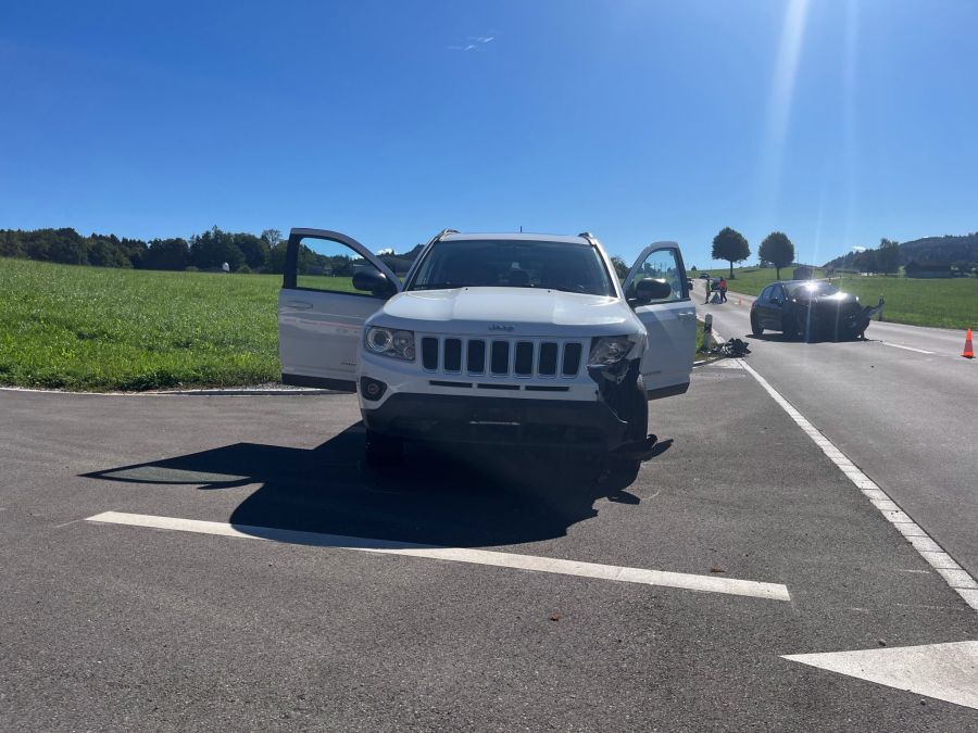 Eine Frau wurde bei der Kollision verletzt.