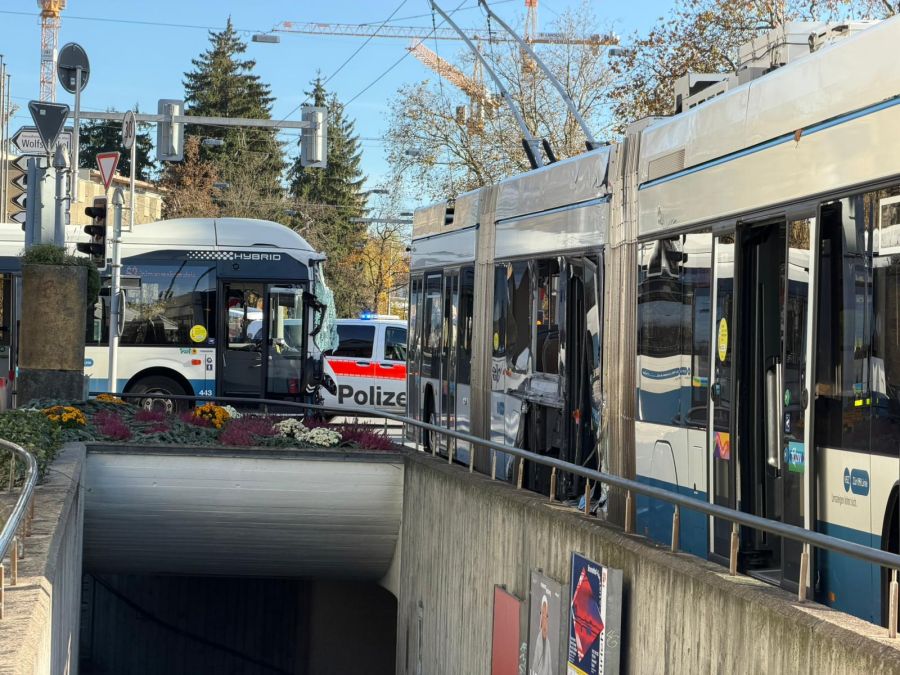 In Zürich-Affoltern kam es zu einer Streifkollision zweier Busse.