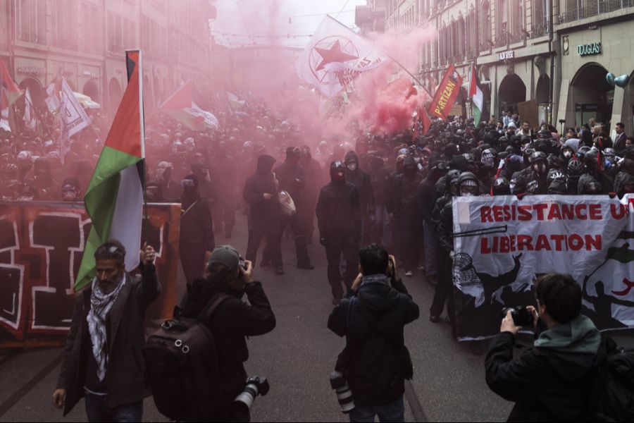 536 Demonstrierende wurden am Samstag in Bern eingekesselt und kontrolliert.