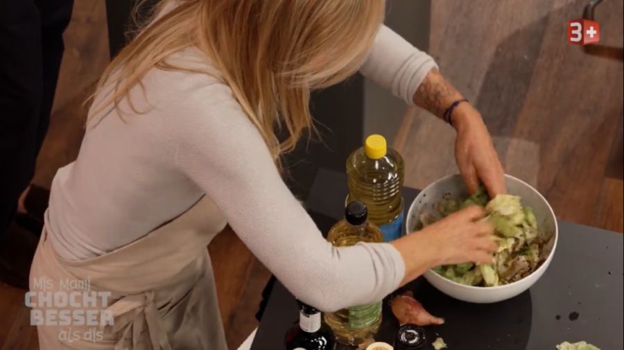 Da kriegt der «Insalata Mista» gleich eine andere Bedeutung: Denise Biellmann mischt die Sauce von Hand unter den Salat.
