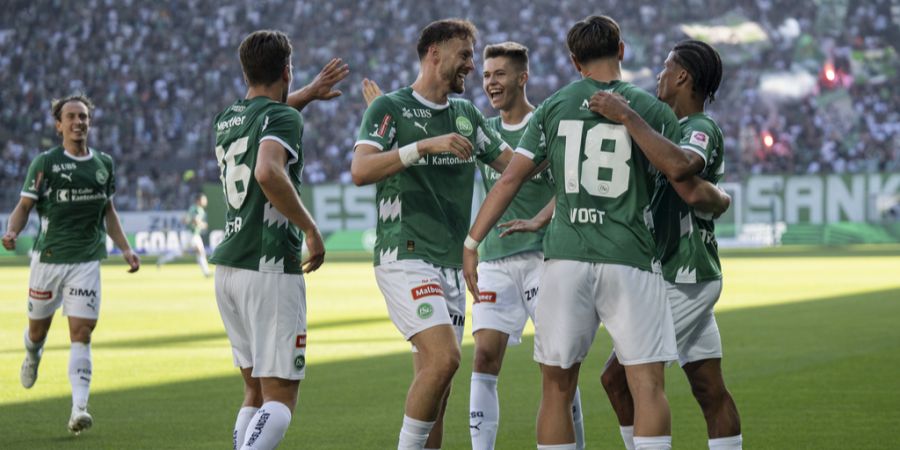 Jubelnde Spieler des FCSG