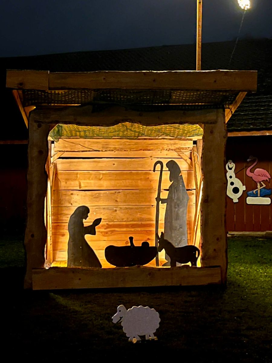 Für die Kinder in seinem Quartier hat er eine Weihnachtskrippe geschnitzt.