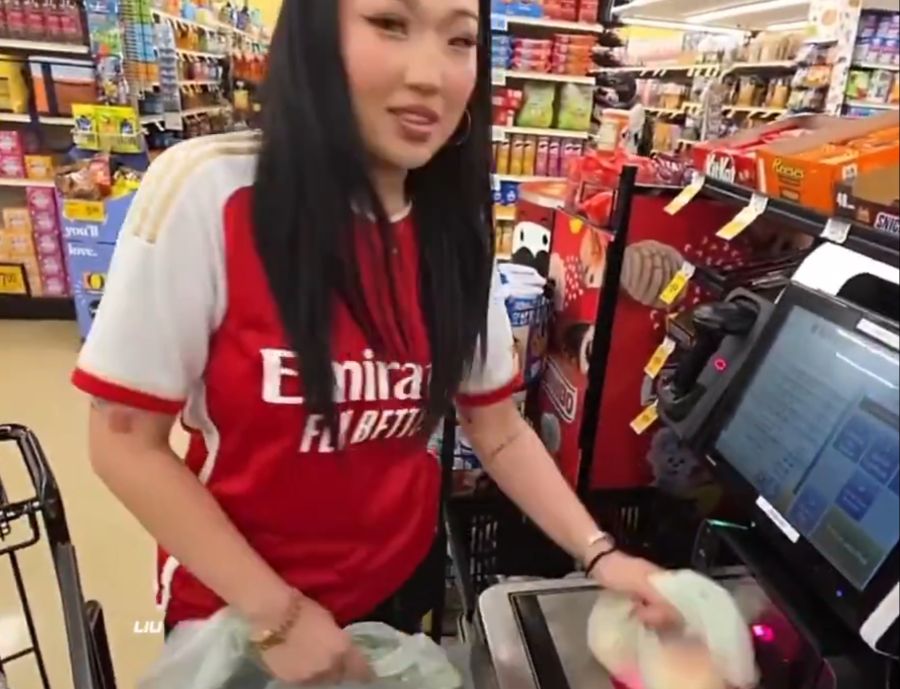 Influencerin Nina Lin filmt sich beim Einkauf an der Selbstbedienungskasse. Einige Artikel scannt sie laut Stream nicht korrekt ein.