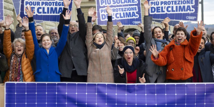 Die Grünen Schweiz haben am Mittwoch in Bern der Bundeskanzlei 134'000 Unterschriften für ihre Solarinitiative eingereicht.