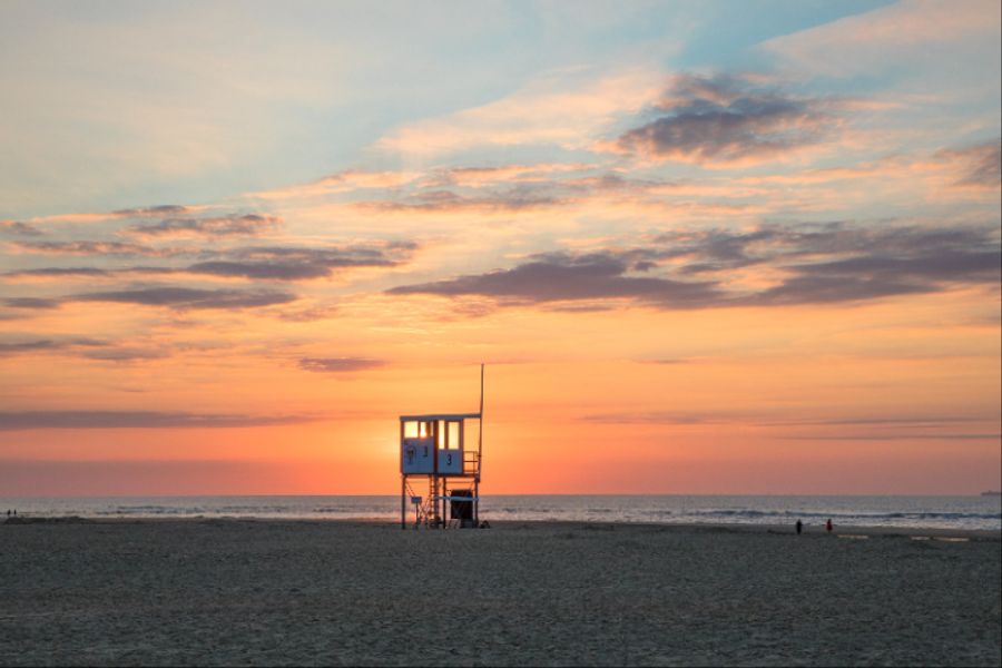 Sonnenuntergang Strand Wachhäuschen
