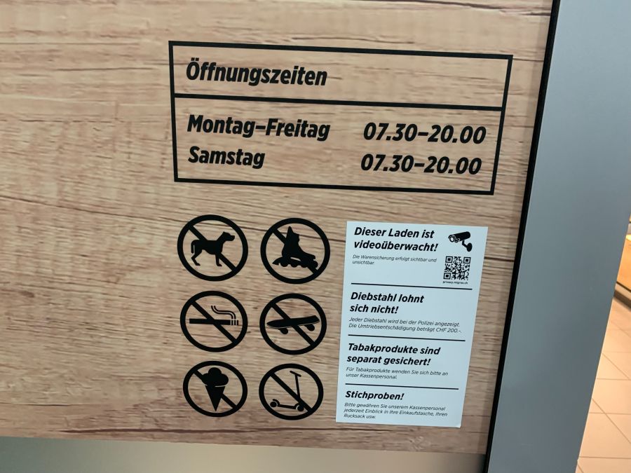 «Stichproben!», warnt ein Schild an der Tür der Filiale des Discounters Denner in Feldmeilen ZH.