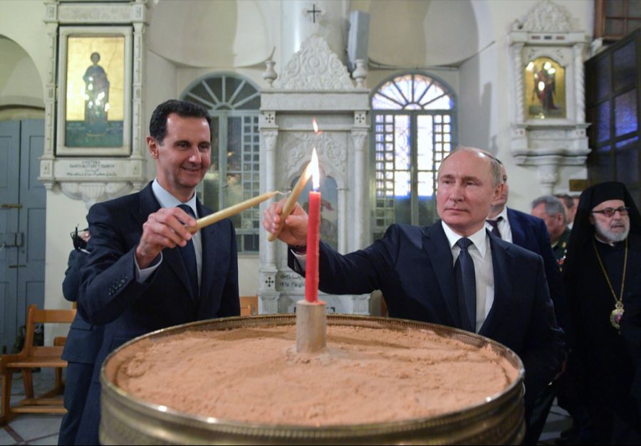 Baschar al-Assad (l.) gilt als Freund von Wladimir Putin (r.).