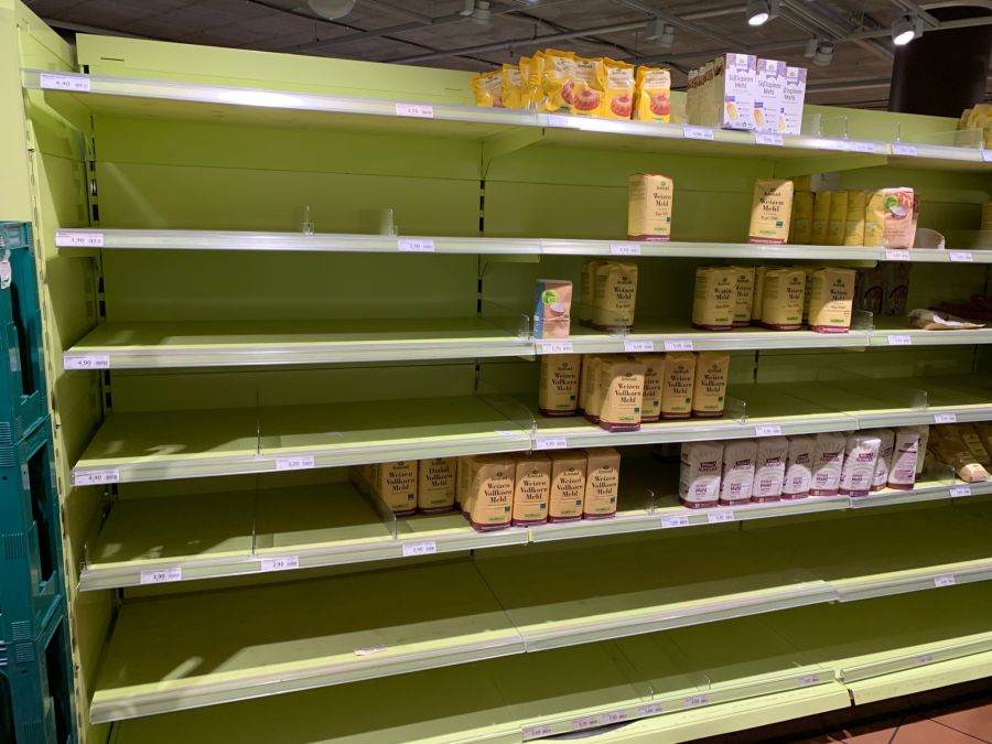 Am Dienstagvormittag sind einige Etagen in den Regalen des Alnatura-Shops im Zürcher Hauptbahnhof leer.