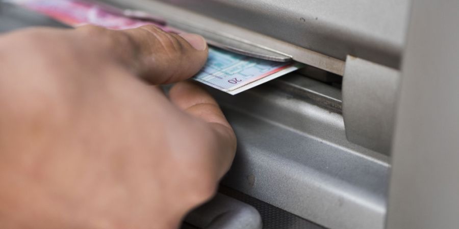 In Marin NE ist am Dienstag kurz nach 4.30 Uhr im Migros-Einkaufszentrum Marin Centre ein Bankomat gewaltsam geöffnet worden. Die Täter benutzten «wahrscheinlich» Sprengstoff. (Symbol...