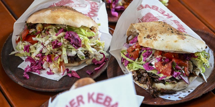 Es wurde kritisiert, dass er als nichttürkischer Betreiber in einem Quartier mit grosser türkischer Community Kebabs als Lifestyle-Produkt verkauft. (Symbolbild)