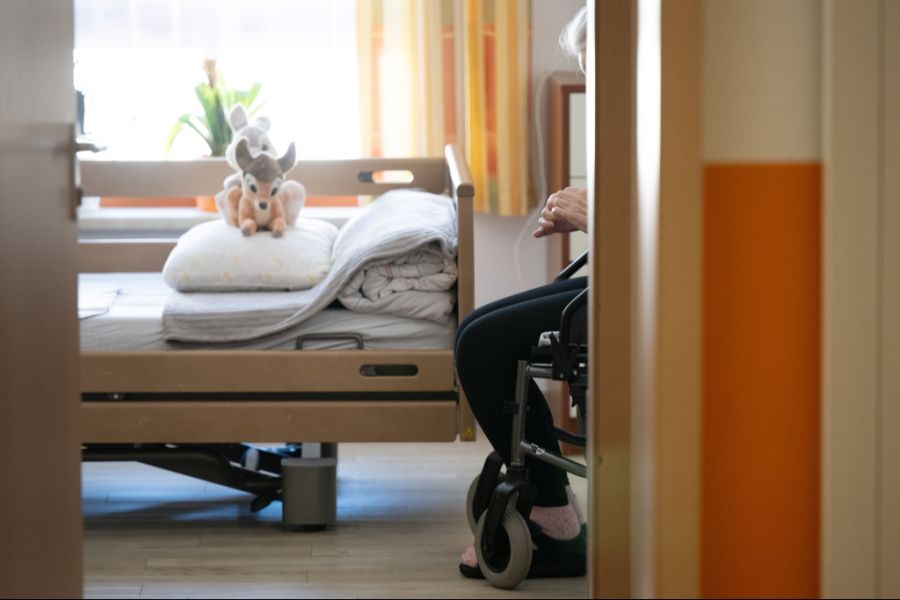 Der nationale Branchenverband der Dienstleister für Menschen im Alter, Curaviva, rechnet bis 2040 mit 45'292 bis 64'359 zusätzlichen Betten in Pflegeheimen.