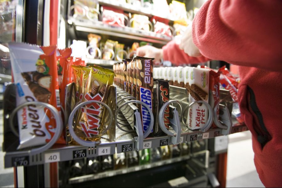 Statt Schoggi sollen bald Proteinriegel oder Nüsse angeboten werden.