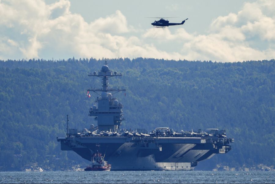 Ein Flugzeugträger wurde dorthin verlegt.