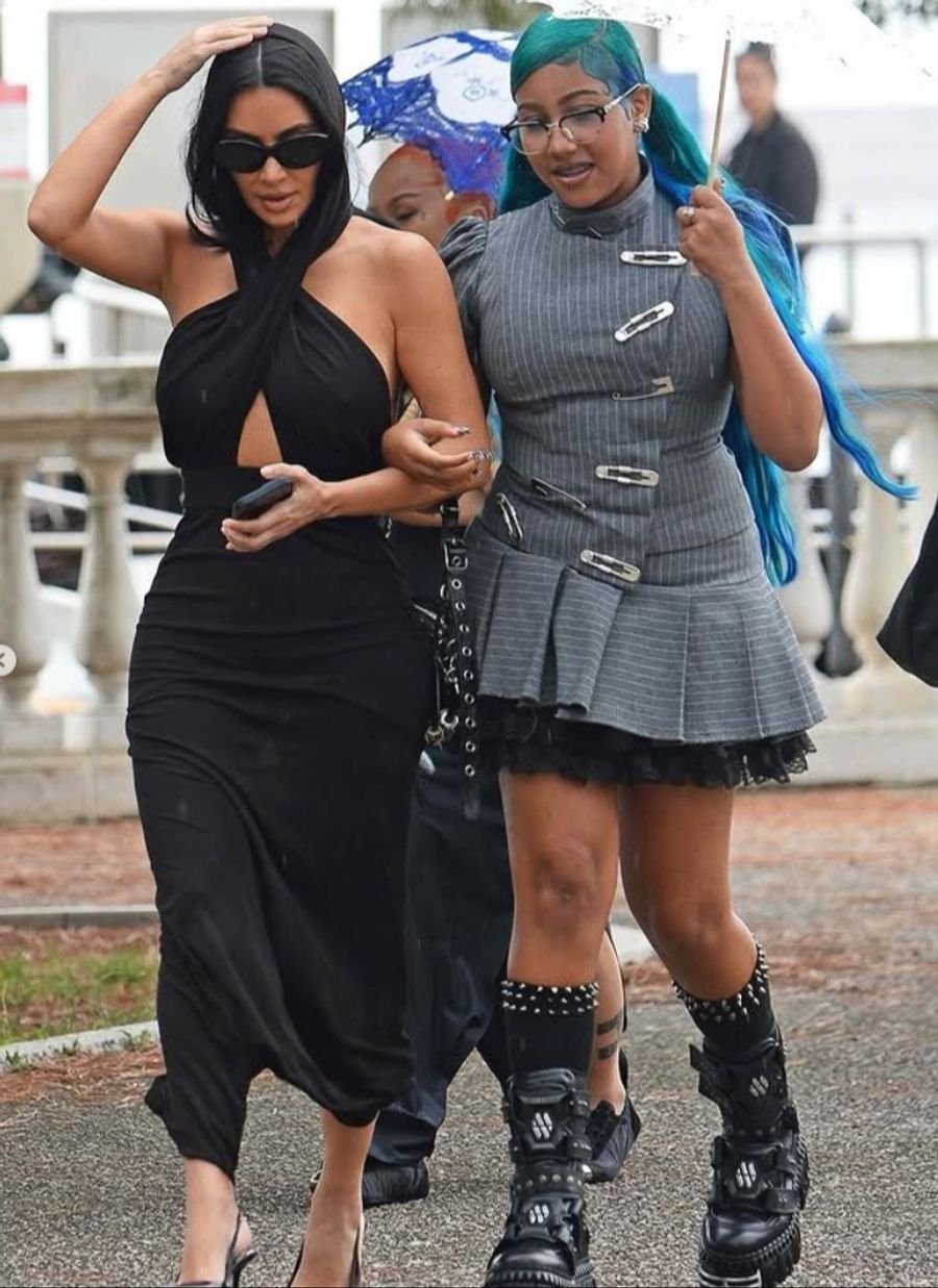 Hin und wieder sieht man North West auch mit ihrer Mutter Kim Kardashian.
