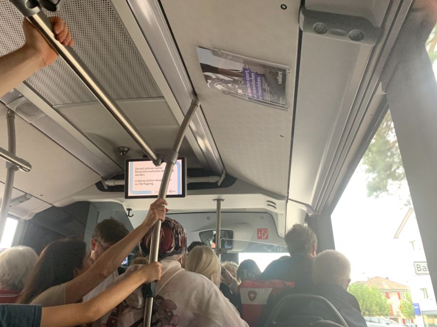 Viele hatten keinen keinen Platz im Ersatzbus und müssen sich weiter Gedulden.