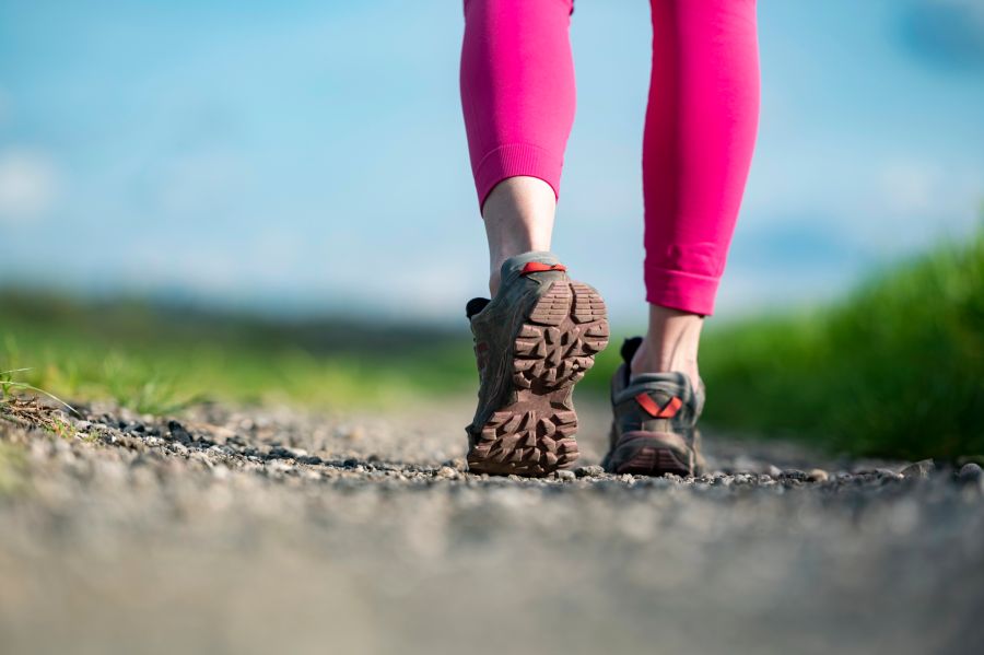 frau sportschuhe