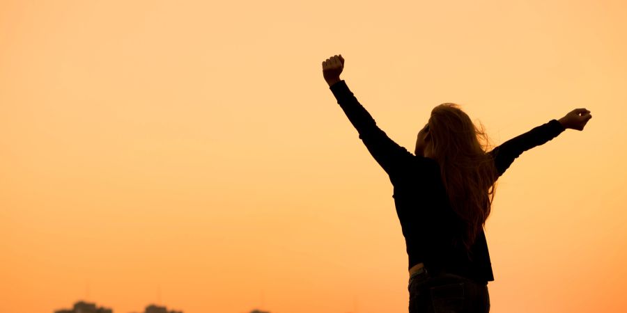 Frau streckt die Arme