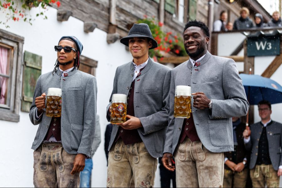 Neben Michael Olise sind auch die derzeit noch verletzten Jamal Musiala und Alphonso Davies mit dabei.