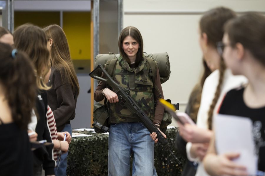 Nur 1,6 Prozent der Angehörigen der Schweizer Armee sind aktuell Frauen.