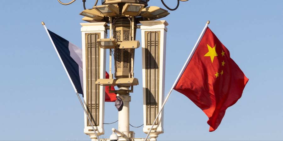 Frankreichs und Chinas Flaggen