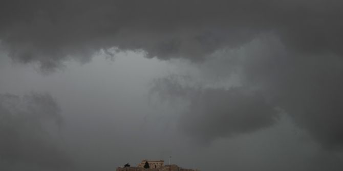 Akropolis-Hügel während eines Regenschauers