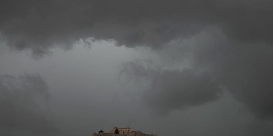 Akropolis-Hügel während eines Regenschauers