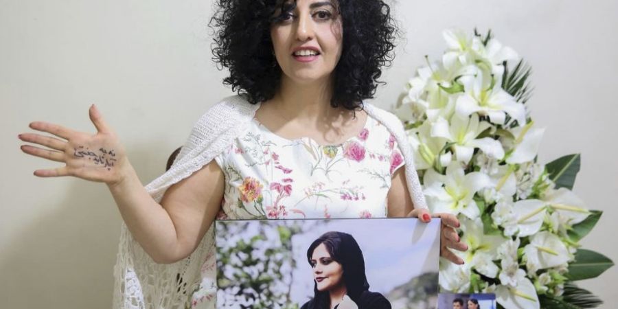 ARCHIV - Auf diesem vom Archiv der Narges-Stiftung via AP veröffentlichten Foto ist die Friedensnobelpreisträgerin Narges Mohammadi zu sehen, nachdem sie am Mittwoch, dem 4. Dezember ...