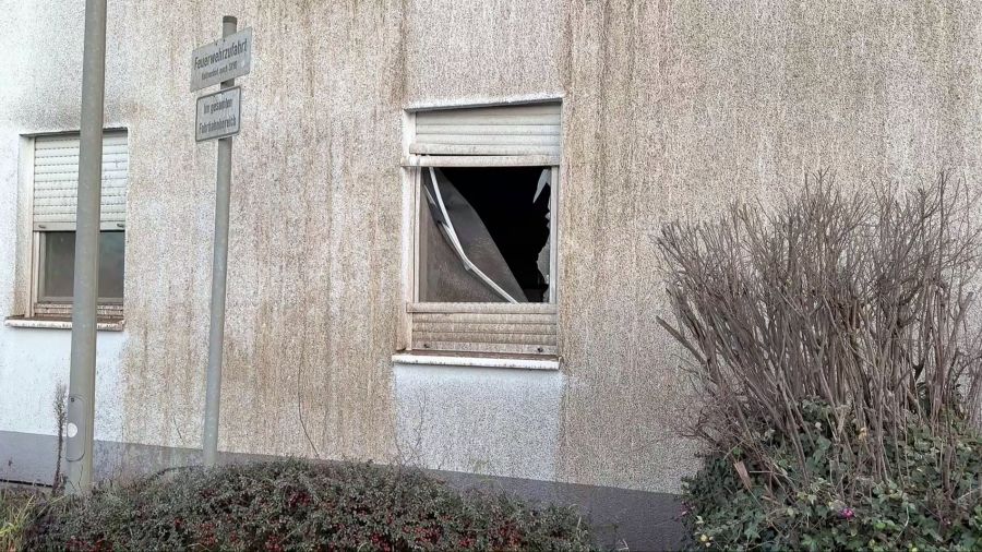 Umliegende Häuser und Wohnungen wurden in Mitleidenschaft gezogen, teilweise wurden Fenster gesprengt.