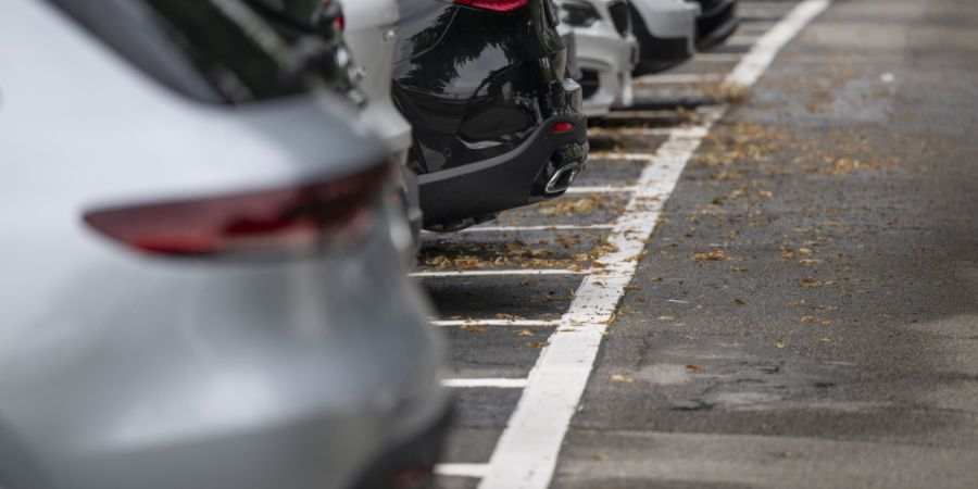 Im Gebiet Wesemlin in der Stadt Luzern werden weniger Parkplätze abgebaut als ursprünglich geplant. (Symbolbild)