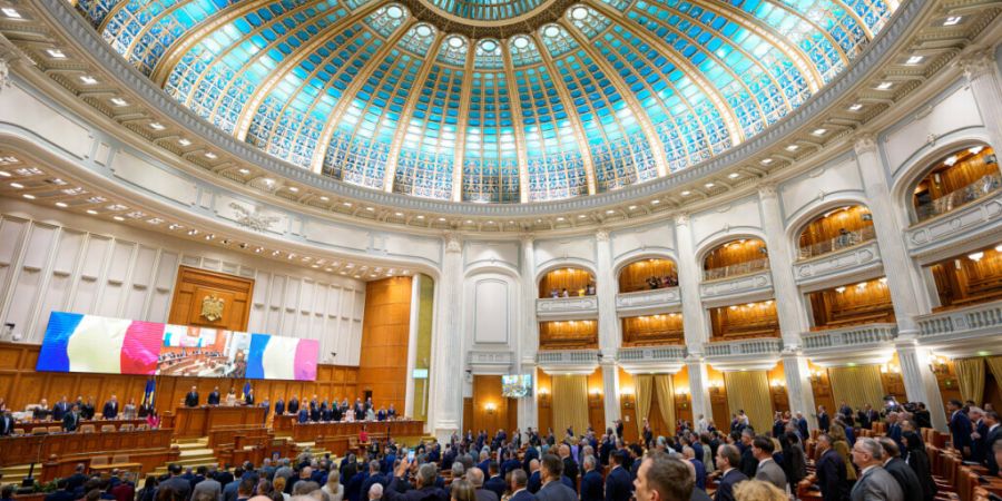 ARCHIV - Rumänische Abgeordnete erheben sich während der Nationalhymne zu Beginn einer Parlamentssitzung im Vorfeld einer Vertrauensabstimmung über die neue Regierung unter der Führ...