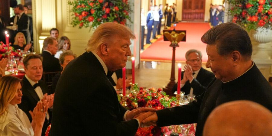 US-Präsident Donald Trump gibt dem chinesischen Präsidenten Xi Jinping im East Room des Weißen Hauses während eines Staatsbanketts die Hand. Foto: Alex Brandon/AP/dpa