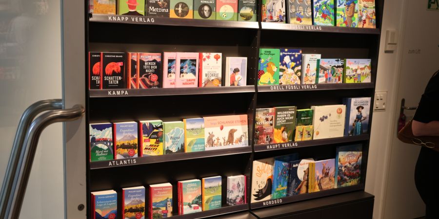 Die über 50 unabhängigen Schweizer Verlage können ihre Neuheiten in den Regalen des Verlagsraums präsentieren