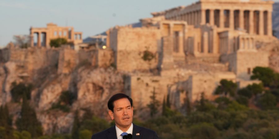 US-Außenminister Marco Rubio spricht auf dem Pnyx-Hügel, wo die alten Athener ihre demokratischen Versammlungen abhielten. Foto: Mark Schiefelbein/Pool AP/dpa