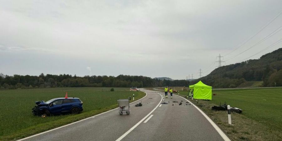 Ein 59-jähriger Motorradlenker ist bei einem Unfall in Eiken AG tödlich verletzt worden.