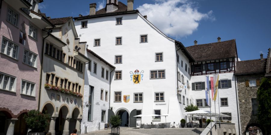 Der Hof in der Wiler Altstadt hat eine 800 Jahre alte Geschichte. Derzeit klafft ein Finanzloch nach einem 30 Millionen Franken teuren Umbau. (Archivbild)