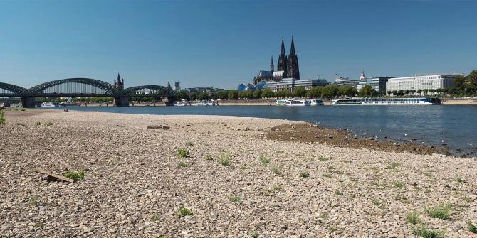 Der Rheinpegel in Köln ist auf einen neuen historischen Tiefstwert gefallen. Bild: Adobe Stock