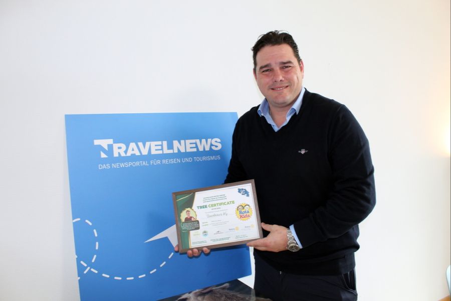 Stéphane Dähler mit dem Zertifikat des Aufforstungsprojekts seines Sohnes (siehe Box). Der erste Baum wird für Travelnews gepflanzt. Bild: TN