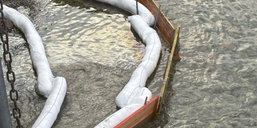 Die Feuerwehr richtete eine Ölsperre ein.
