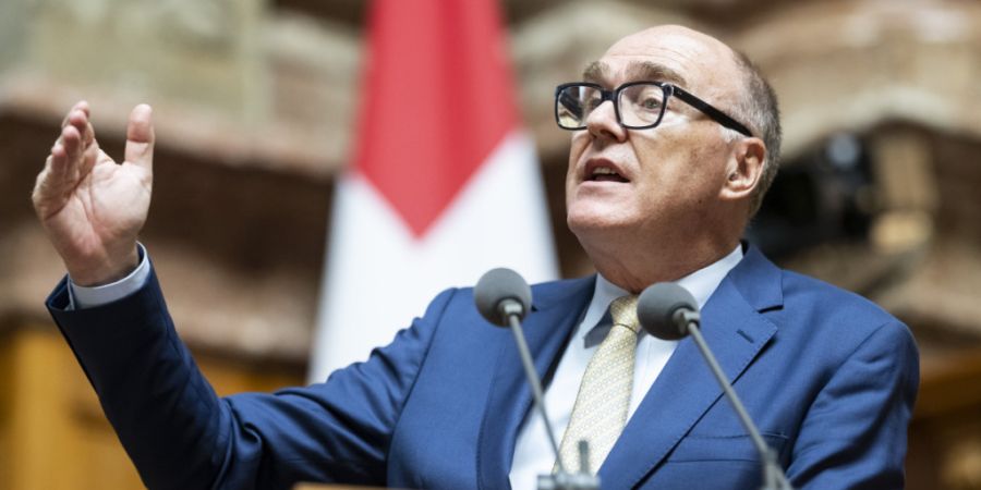 Bundesrat Martin Pfister hat es schwer, seine Pläne zur Armeefinanzierung durchzubringen.