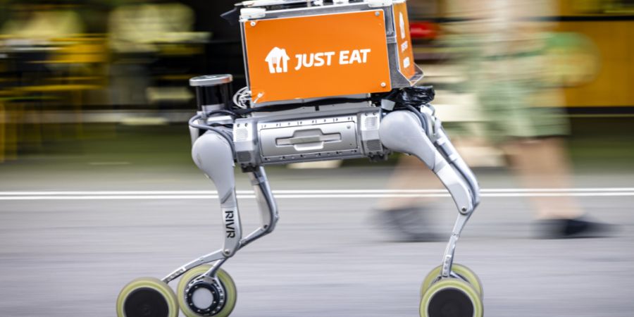 Der Essenslieferant Just Eat will wie Uber auf «selbständige Kuriere» setzen. Die linken Parteien kritisieren dies scharf. Im Bild ein Lieferroboter von Just Eat, der im vergangenen Ja...