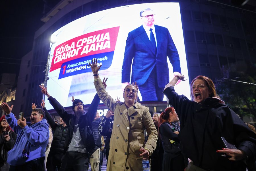 Jubel vor der Wahlwerbung von Vucics Liste «Vereinigtes Serbien» in Belgrad. Nach 14 Jahren an der Macht räumte der 56-Jährige die Niederlage ein.