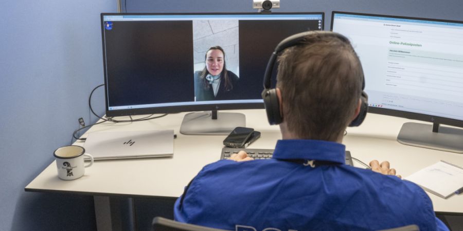 Die Polizei stellt vermehrt Dienstleistungen auch online zur Verfügung. (gestellte Szene/Symbolbild)