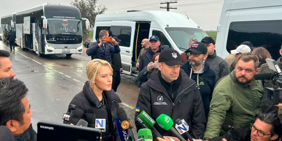 HANDOUT - Auf diesem Foto, das vom Büro des Ombudsmanns der Ukraine via AP zur Verfügung gestellt wurde, sprechen der ukrainische Ombudsmann Dmytro Lubinez (M, l) und die russische O...