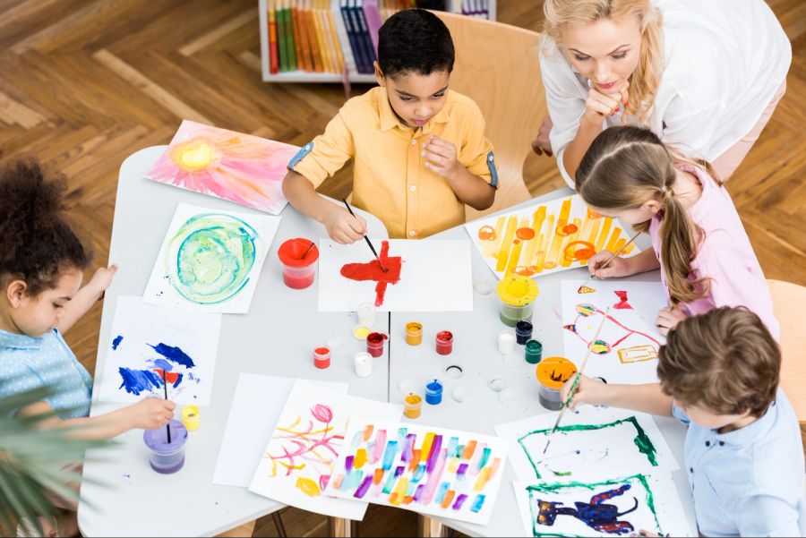Kinder beim Malen