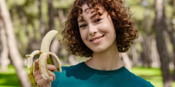 Frau isst eine Banane