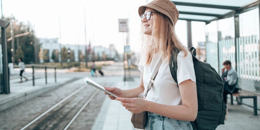 Junge Frau am Bahnsteig