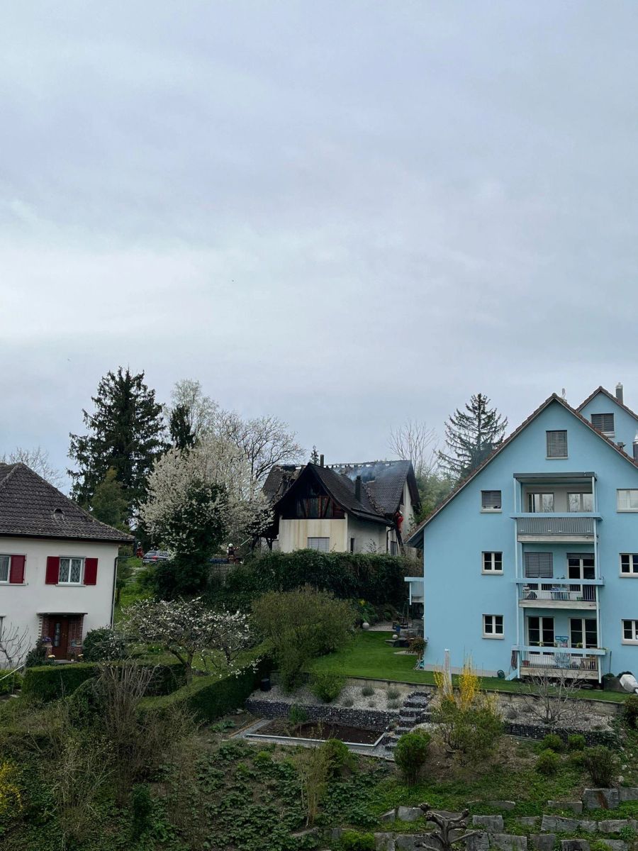 Aus dem Dachstock eines Einfamilienhauses in Männedorf ZH steigt Rauch auf.